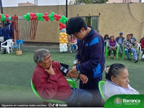 Más de 100 adultos mayores de Barranca reciben atención médica gratuita en campaña de salud navideña